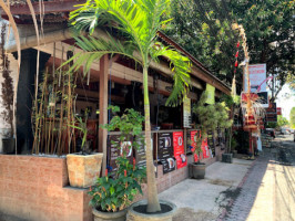 Malo's Restaurant Bar outside