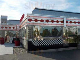 Wimpy Dee's Diner outside