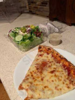 Nino's Pizza food