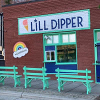 Lill Dipper outside