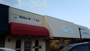 Milky Moo's Homemade Ice Cream outside
