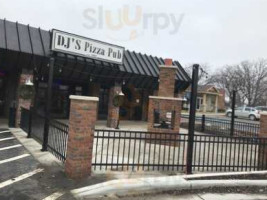 D J's Pizza outside
