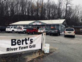 Bert's Rivertown Grill outside