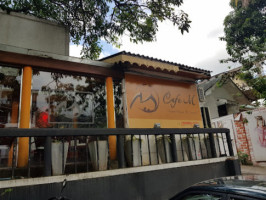 Cafe M By Mahaweli Reach outside