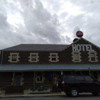 Inverleigh Hotel outside