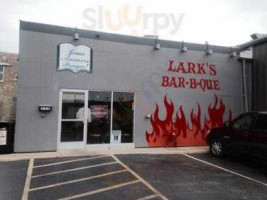 Larks Bar-B-Que outside