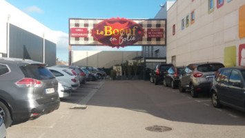 Le Boeuf En Folie outside