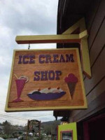 Ice Cream Shoppe outside