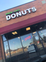 Krenolies Donuts outside