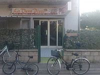 La Vera Pizza outside