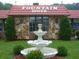 Fountain Diner outside
