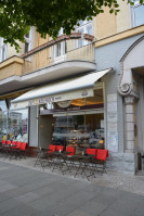 Cafe Dreikäsehoch Tortenverkauf inside