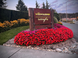 Willows Lodge outside