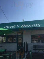 Puck's Donuts outside