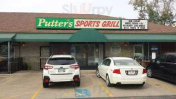 Putters Sports Grill outside