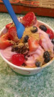 Peach's Frozen Yogurt food