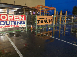 Ming's Donuts outside