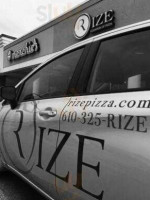 Rize Pizza outside