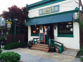 Nana's Irish Pub outside