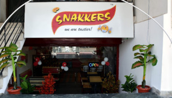 Snakkers outside