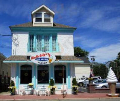 Hinlickity’s Ice Cream Parlor outside