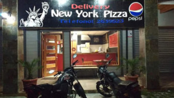 New York Pizza outside
