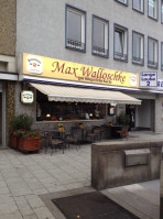 Max Walloschke outside