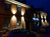 Weymouth Arms outside