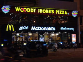 Wooddy Jhones Pizza outside