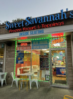 Sweet Savannah's Frozen Yogurt food