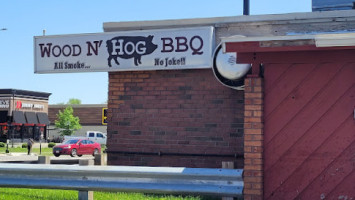 Wood N' Hog Barbecue outside