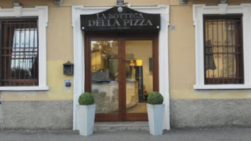 La Bottega Della Pizza outside