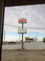 Daily Donuts outside