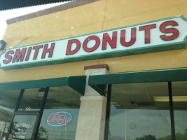 Smith Donuts outside