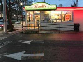 Ezell’s Famous Chicken outside