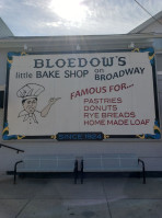 Bloedow Bakery outside