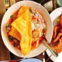 Mee Sen Thai Eatery food