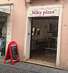 Miky Pizza Di Mikel Helmi inside