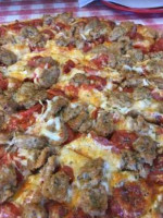 Minnelli's Pizza food