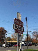 Golden Donuts And Diner outside