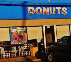 Heavenly Donuts outside