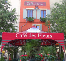 Cafe Des Fleurs outside