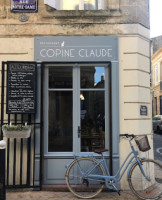 Copine Claude outside
