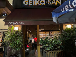 Geiko-San outside