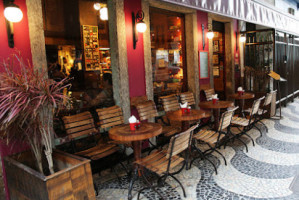 Lf Café Bistrô inside