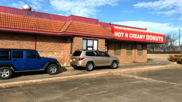 Hot'n Creamy Donuts outside