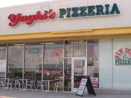 Yaghi's New York Pizzeria food