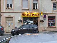 Piccolo Pizza outside
