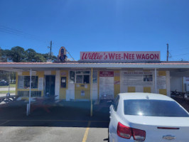 Willie's Wee-nee Wagon outside