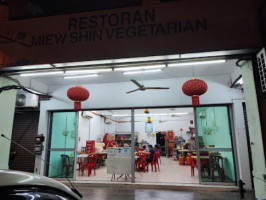 Miew Shin Vegetarian Miào Shàn Zhāi Cài Guǎn inside